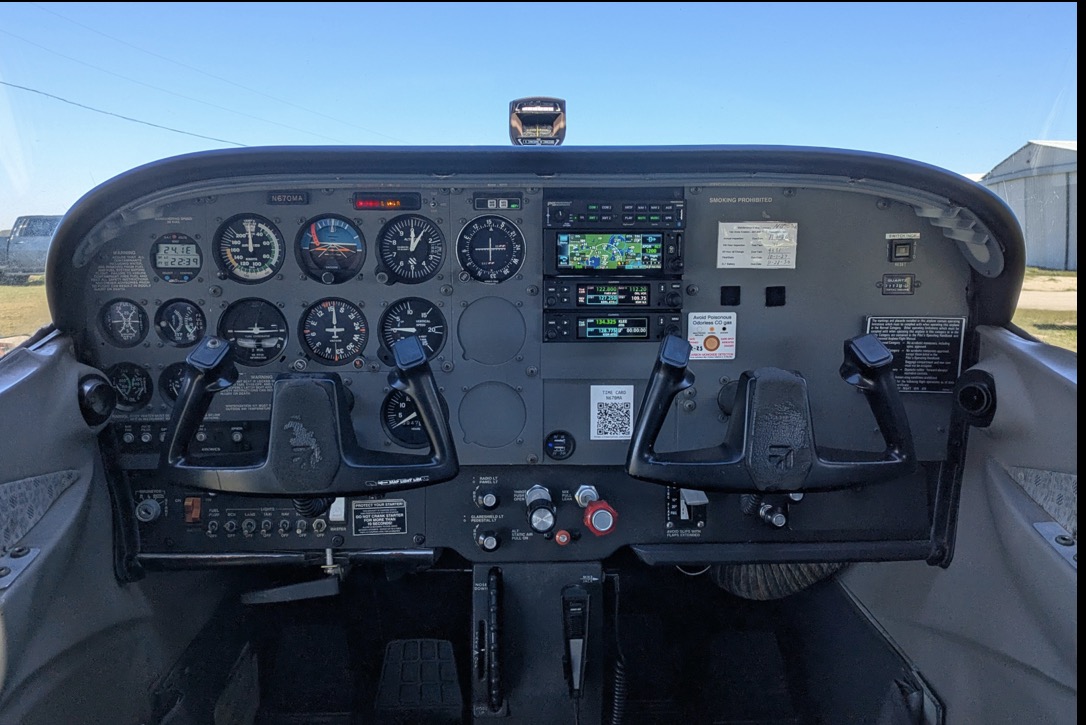 Instrument panel inside the Cessna 172R