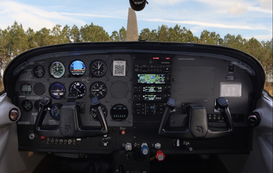Instrument panel inside the Cessna 182