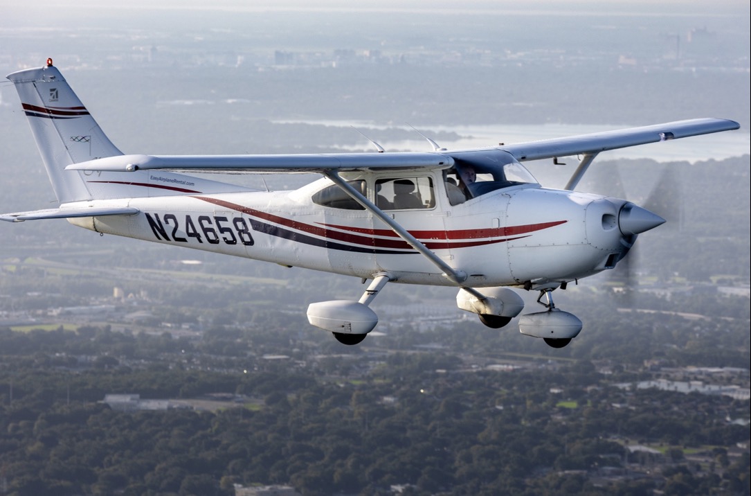 Cessna 182 flying above Central Florida